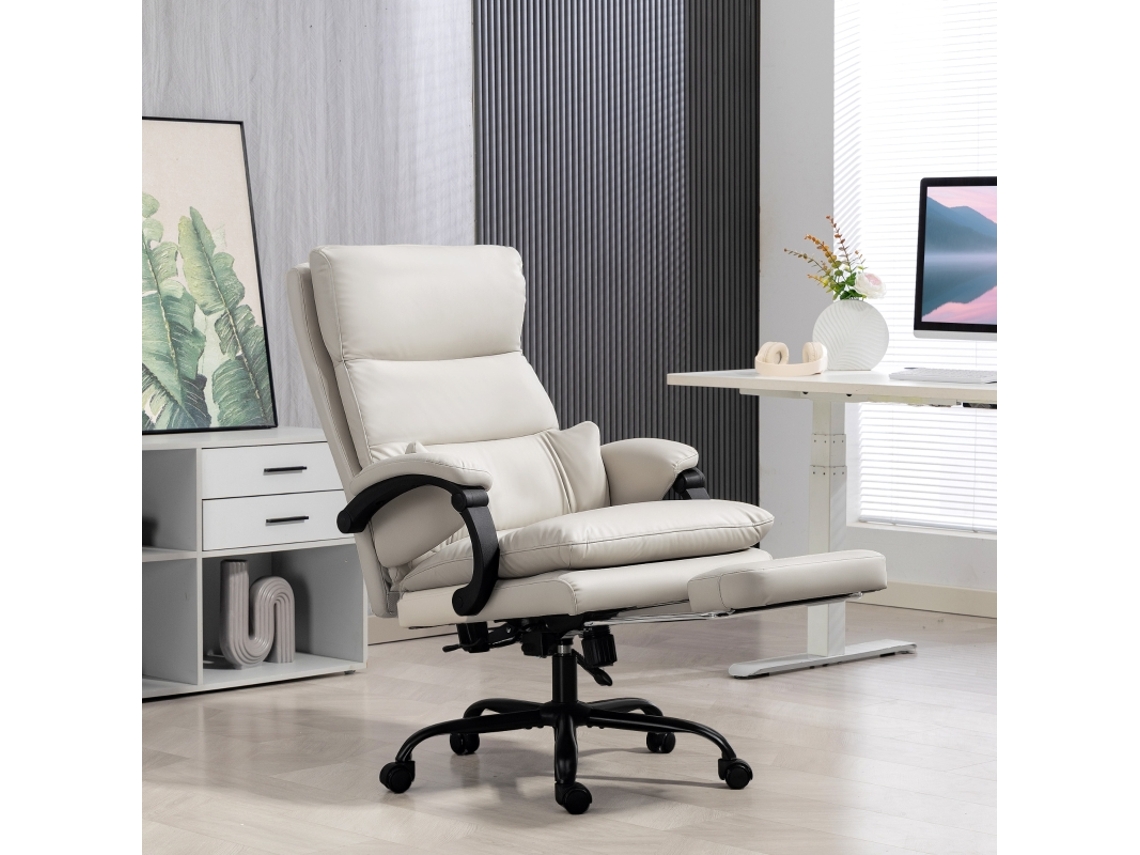 Silla de oficina con altura regulable, soporte lumbar, apoyabrazos y reposapiés, tapizada en piel sintética color gris claro.