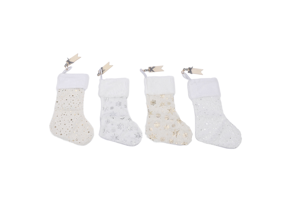 Calcetines navideños con estampado de nieve y etiquetas de madera.