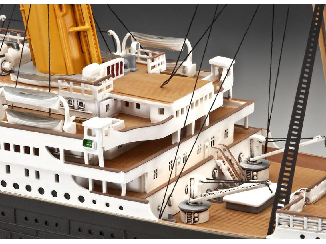 Maqueta de transatlántico REVELL (12 anos)