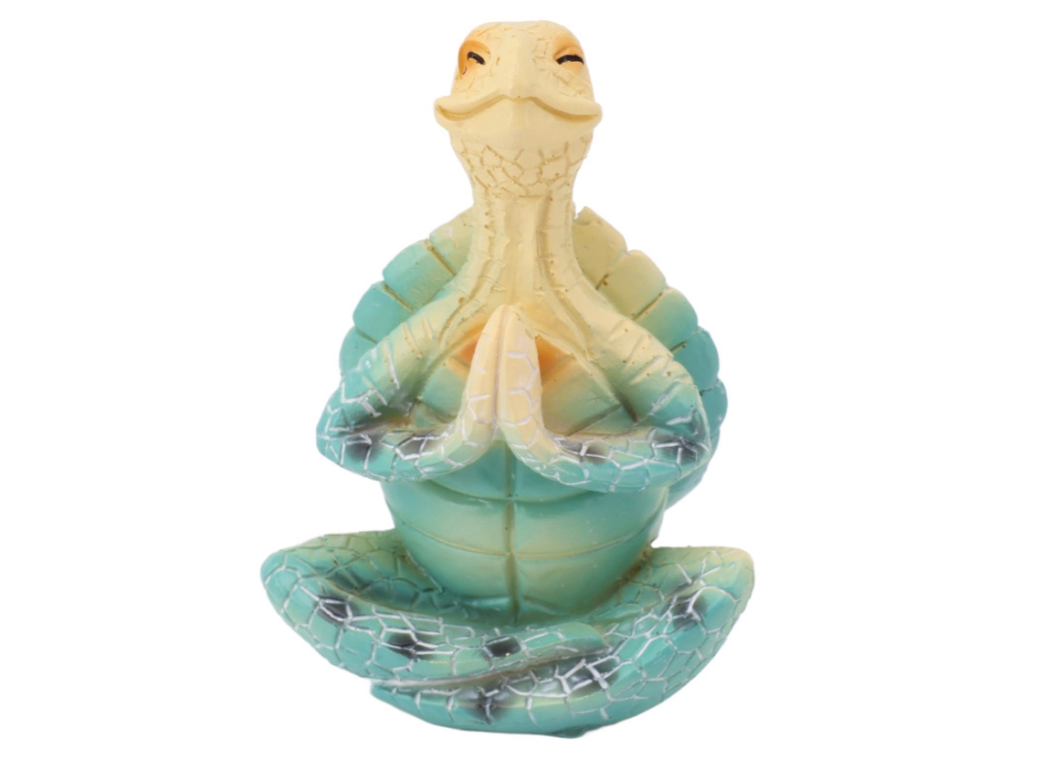 Figura decorativa de tortuga marina practicando yoga en verano.