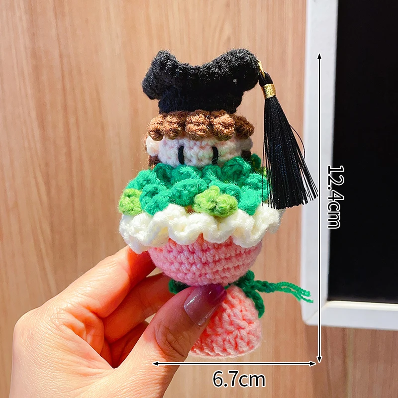 Llavero De Flor Tejido A Crochet Como Regalo De Graduación Se Puede Colgar En Un Bolso.