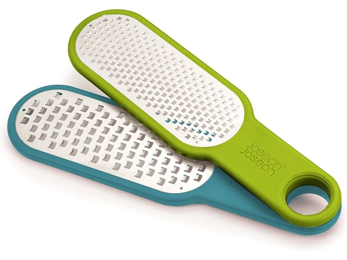 Juego de 2 ralladores Joseph Joseph Duo, cuchillas de acero inoxidable, mango compacto con clip, ideales para queso y cítricos, color azul y verde.