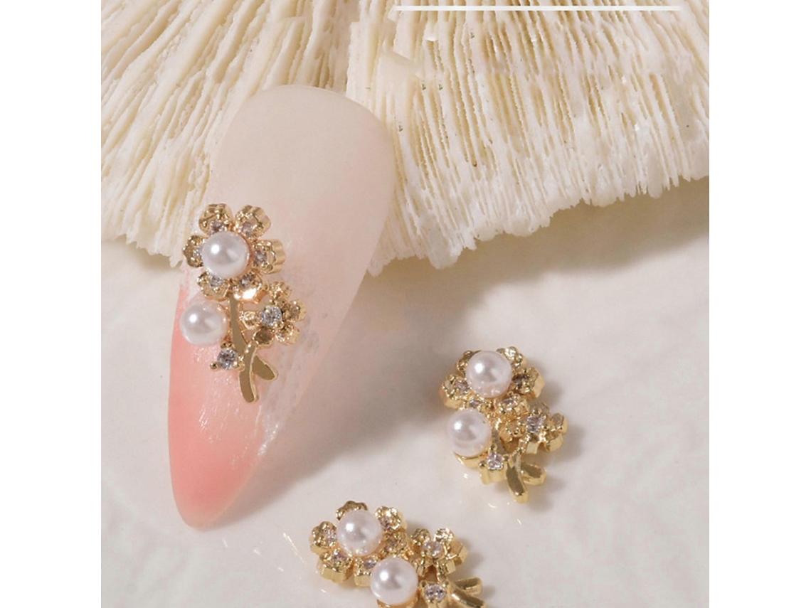 Diseños de uñas con flores, cristales y metal. Nostalgia88