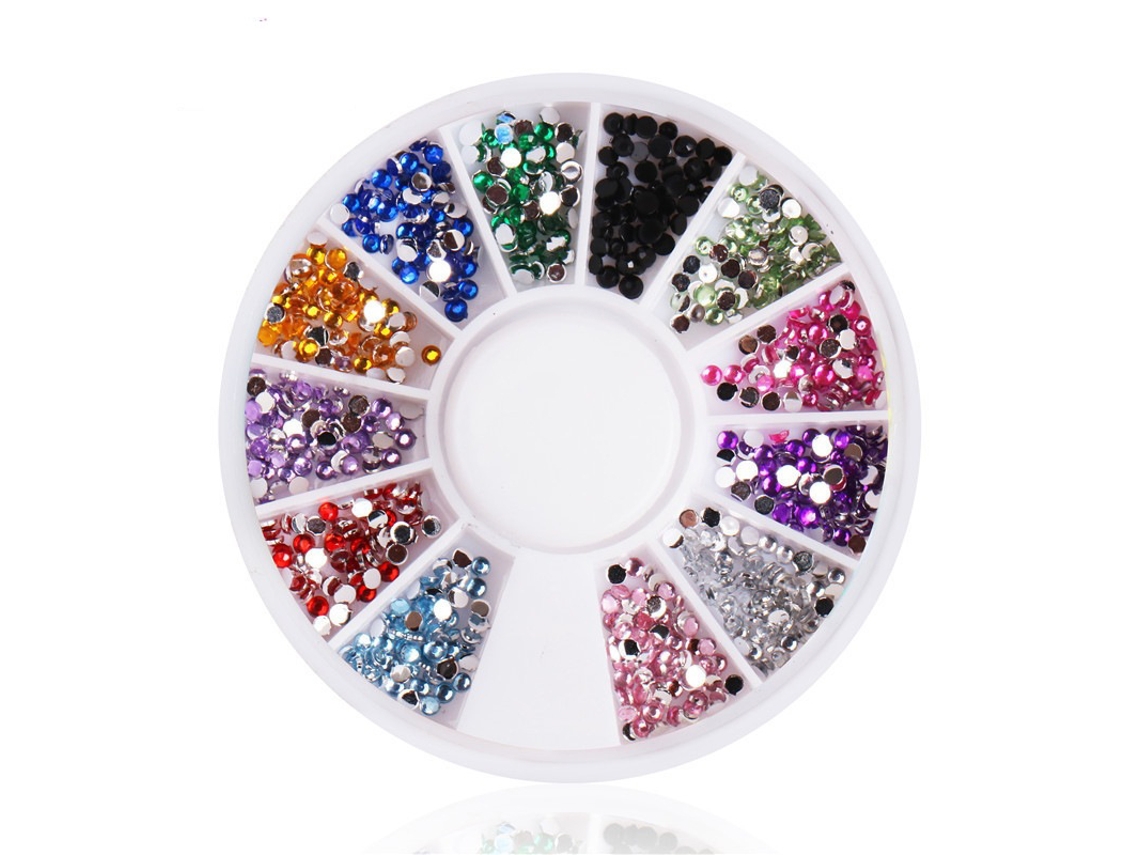 Accesorios para uñas decoradas con pedrería, cristales y apliques de pedrería.