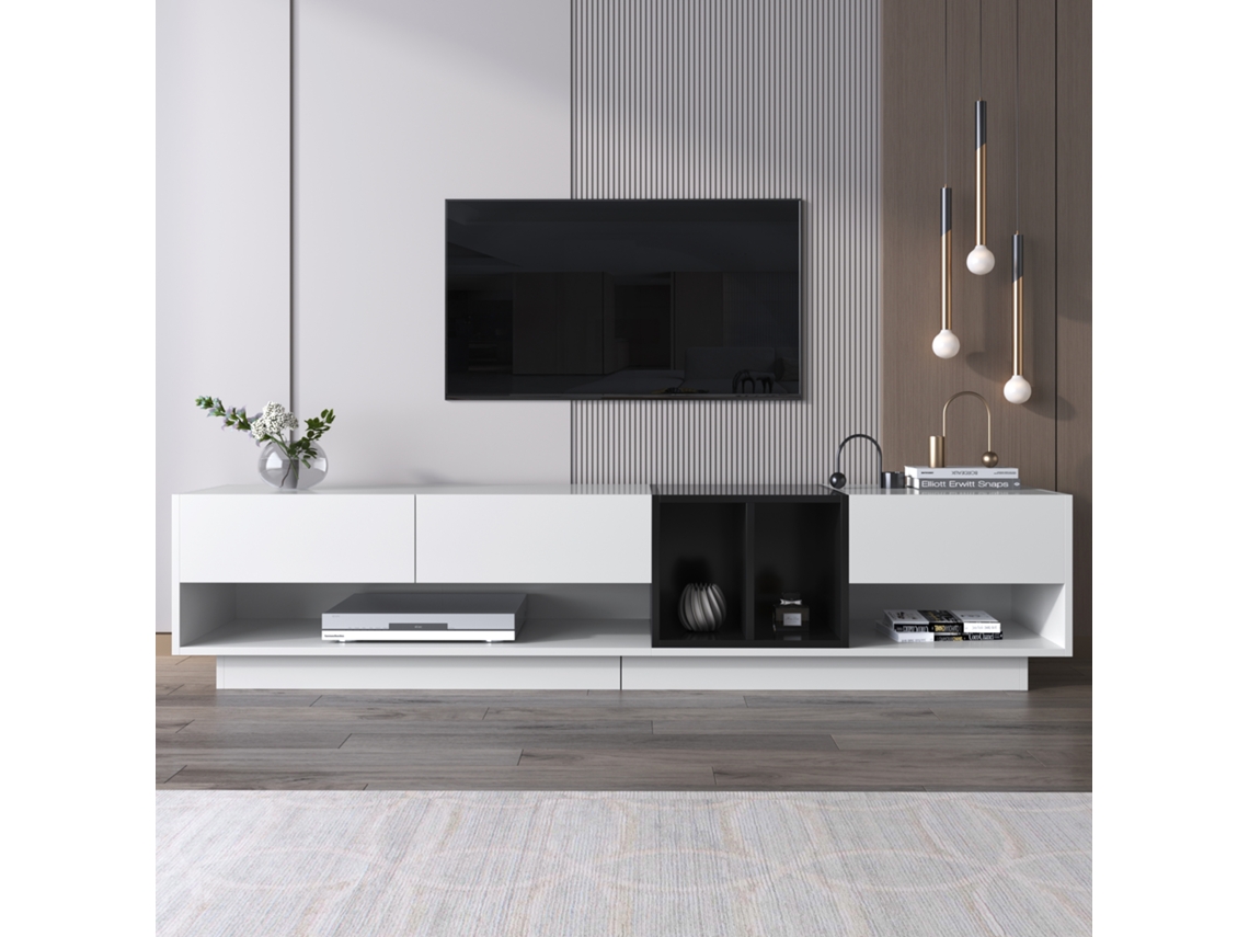 El mueble para TV presenta un diseño en blanco y negro con un acabado brillante. Incluye cajones, estantes y varios espacios de almacenamiento.