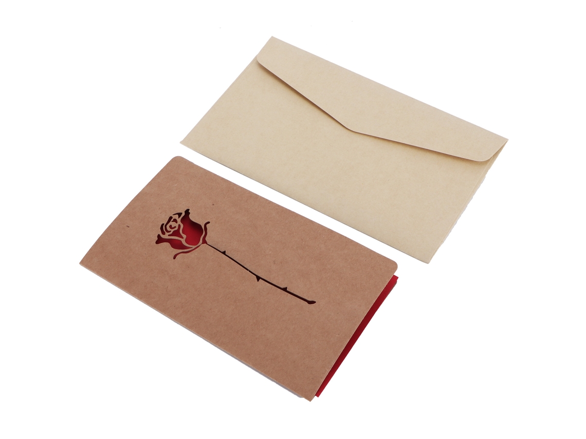 Tarjeta de cumpleaños con sobre, papel kraft, estampado de rosas.