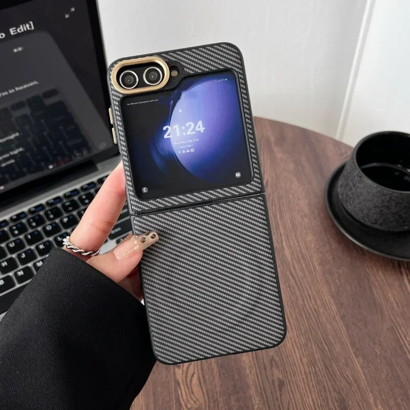 (gris, Galaxy Z Flip7) Lujosa Funda Ultrafina De Fibra De Carbono Con Bordes Suaves Y Carga Inalámbrica Magnética.