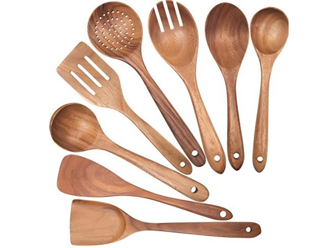 Juego de ocho utensilios de cocina, fabricados en madera maciza natural, para uso doméstico, que incluye ollas y sartenes antiadherentes.