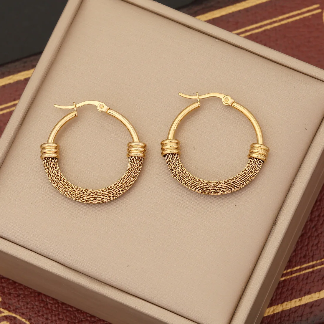 Pendientes De Aro De Acero Inoxidable En Tono Dorado, Sencillos Pendientes Redondos De Malla Para Mujer.