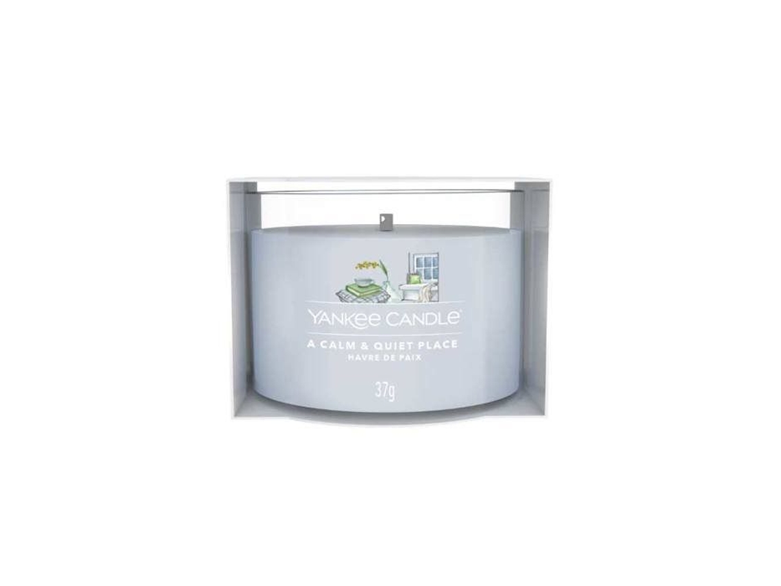Vela votiva de vidrio única de Yankee Candle en un lugar tranquilo y apacible