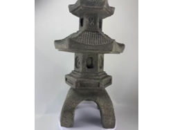 Lámpara en forma de torre realizada en resina con piedra, para decorar patios y jardines.