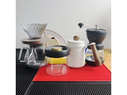 Cafetera clásica de cristal, tetera y molinillo de café