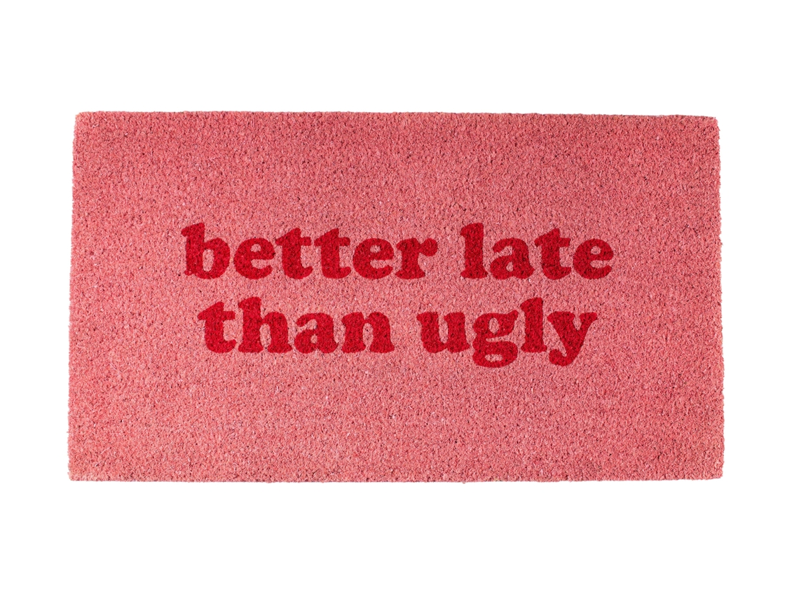 Felpudo original “Better late than ugly” de coco con base antideslizante de PVC Felpudo entrada casa Pintado a mano Medidas:70 cm x 40 cm Color rosa FISURA