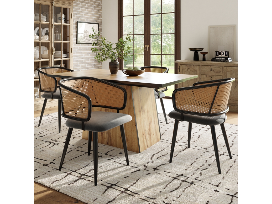 Cuatro Sillas De Comedor Con Respaldo De Ratán Y Cojines De Asiento De Terciopelo, Que Ofrecen Comodidad Y Transpirabilidad.