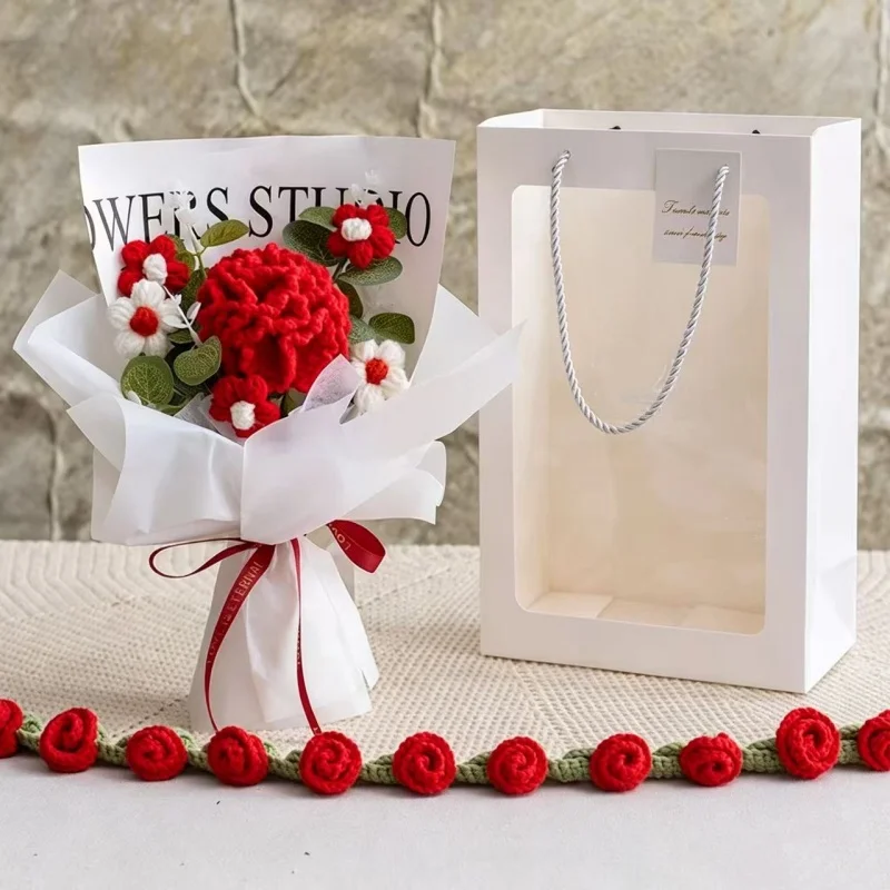 Un Ramo De Rosas Artificiales De Ganchillo, Combinado Con Un Ramo En Un Bolso, Constituye El Regalo Perfecto.