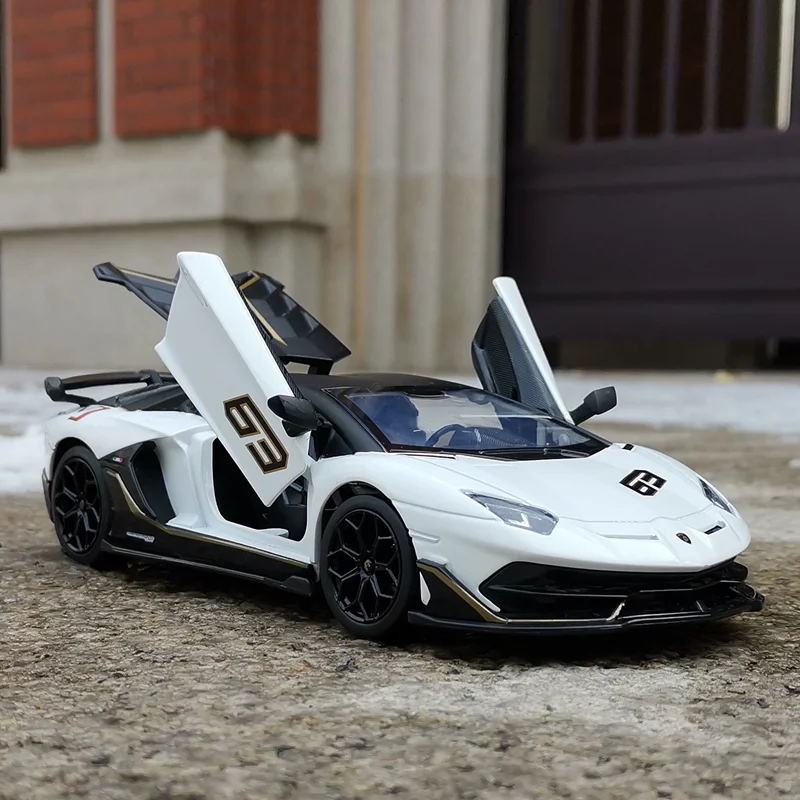 (branco) Miniatura De Carro Em Metal Fundido Na Escala 1:24 Com Efeitos De Som E Luz.