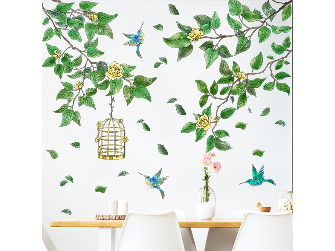 Ramas de árboles, hojas verdes y pájaros voladores, decoración. RNEMITERY