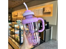 Vaso de plástico morado de verano con cinta de la suerte y pajita, estilo de dibujos animados adorable.