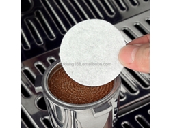 Paquete de herramientas de barista con 100 filtros de papel redondos para espresso y café artesanal.