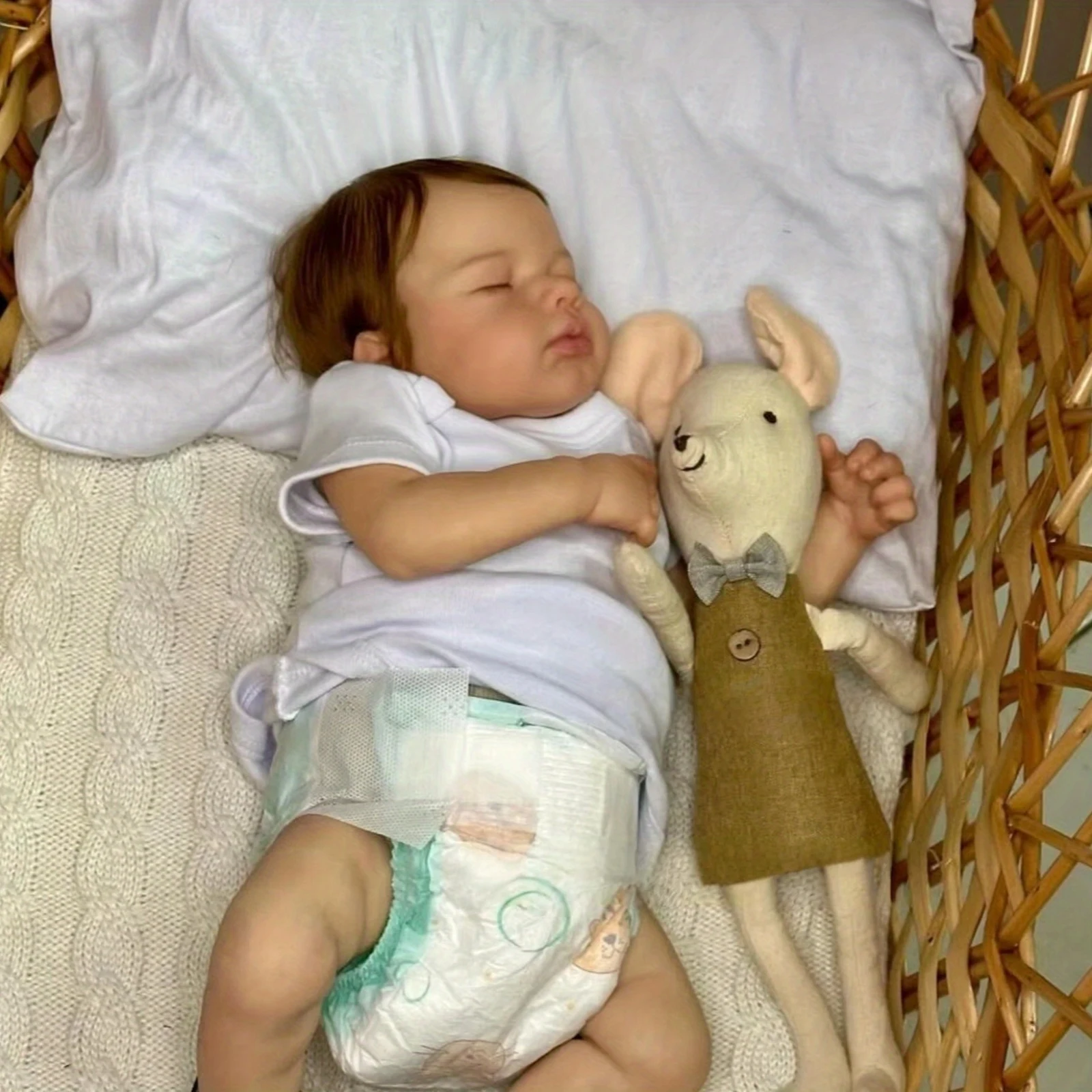 Una muñeca reborn realista de 50 centímetros (20 pulgadas) con vasos sanguíneos claramente visibles.