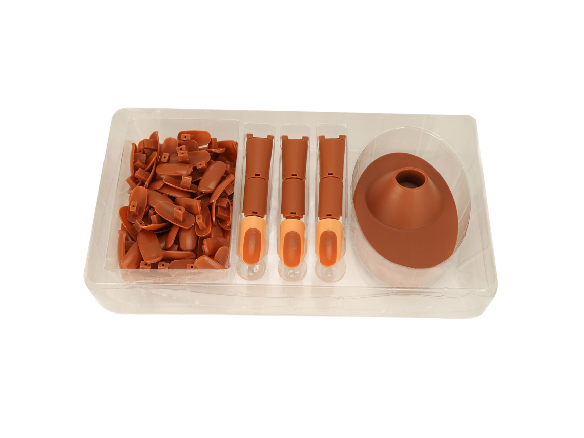 Mano de entrenamiento artístico para uñas con articulaciones flexibles y base marrón para practicar la colocación de uñas postizas.