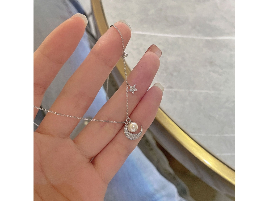 Collar Sky en plata de ley 925 con perlas, luna y estrella; un diseño versátil con un toque de lujo discreto. MDUG (oro blanco).