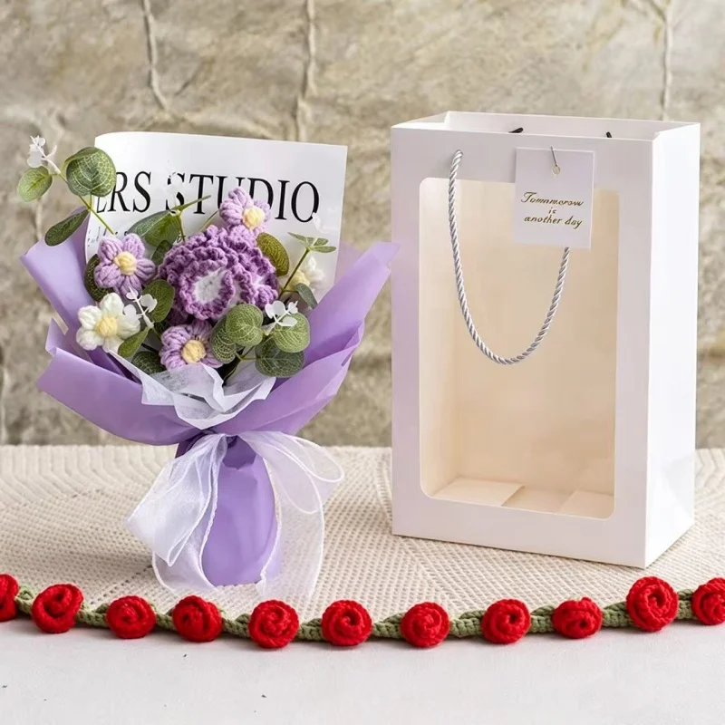 Un Ramo De Rosas Artificiales De Ganchillo, Combinado Con Un Ramo En Un Bolso, Constituye El Regalo Perfecto.