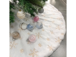Falda para árbol de Navidad de 122 cm en piel sintética – Blanca con copos de nieve y lentejuelas doradas, decoración navideña para el árbol.