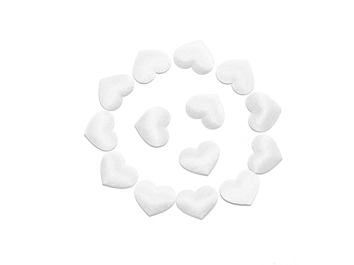 Confeti en forma de corazón para la decoración de mesas de boda.