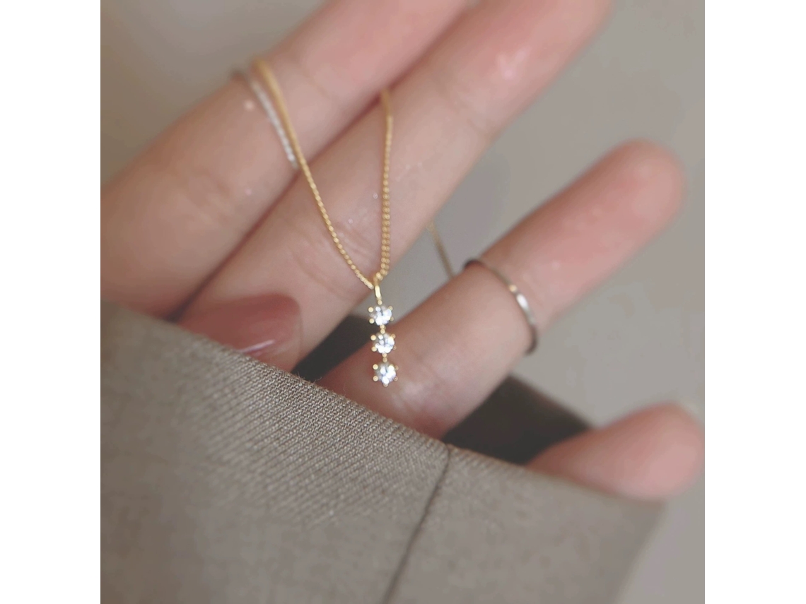 Collar con colgante de estrella fugaz en plata de ley 925, con un diamante solitario y tres circonitas cúbicas blancas. Ideal para uso diario. MDUG