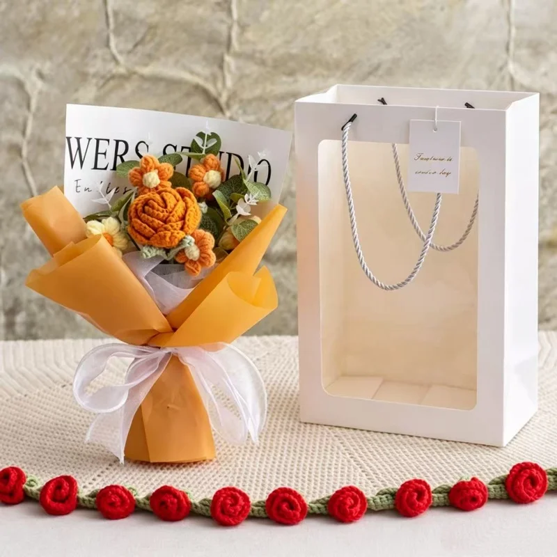 Un Ramo De Rosas Artificiales De Ganchillo, Combinado Con Un Ramo En Un Bolso, Constituye El Regalo Perfecto.