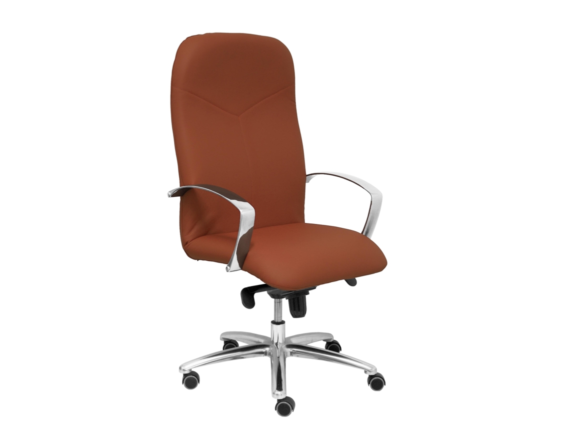 Sillón Caudete con avanzado mecanismo de inclinación, tapizado en piel sintética marrón. Equipado con base de aluminio, brazos fijos y ruedas de parquet.