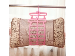 Tendedero doble de plástico rosa con ganchos para almohadas y peluches.