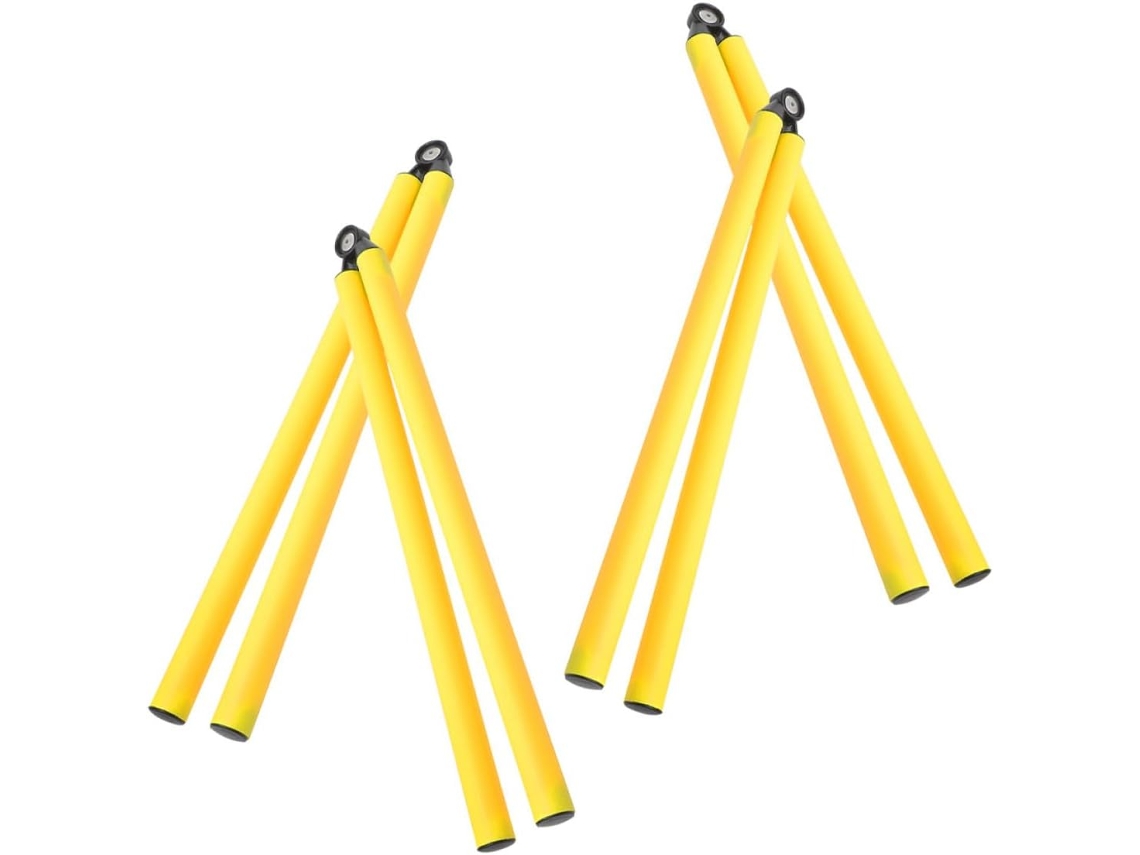 Juego de 4 postes metálicos de entrenamiento para uso en exteriores.