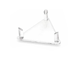 Expositor de pelotas triangular con base estable y duradera para fútbol, voleibol, bolos y artículos deportivos.