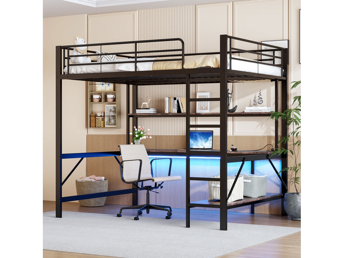 Cama alta, 140*200 cm, con barandillas de seguridad, escalera, puertos USB y tomas de corriente, luces LED, estantes a varios niveles, sobre el colchón.