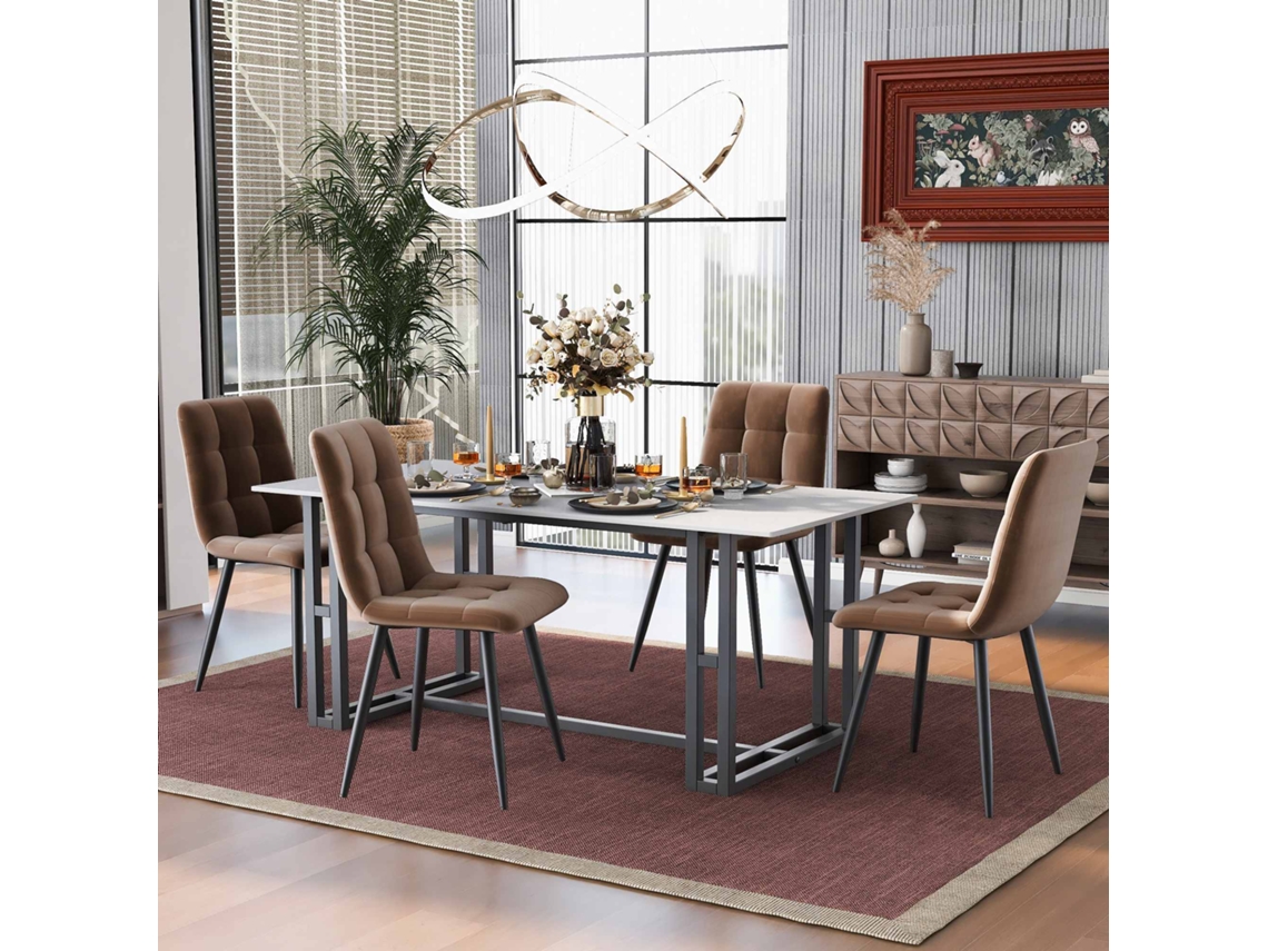 Juego de 4 sillas de comedor con estructura de metal y tela de terciopelo marrón.