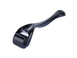 Rodillo de microagujas con 540 agujas de titanio de 0,75 mm, apto para rostro, barba y cabello. Color negro.