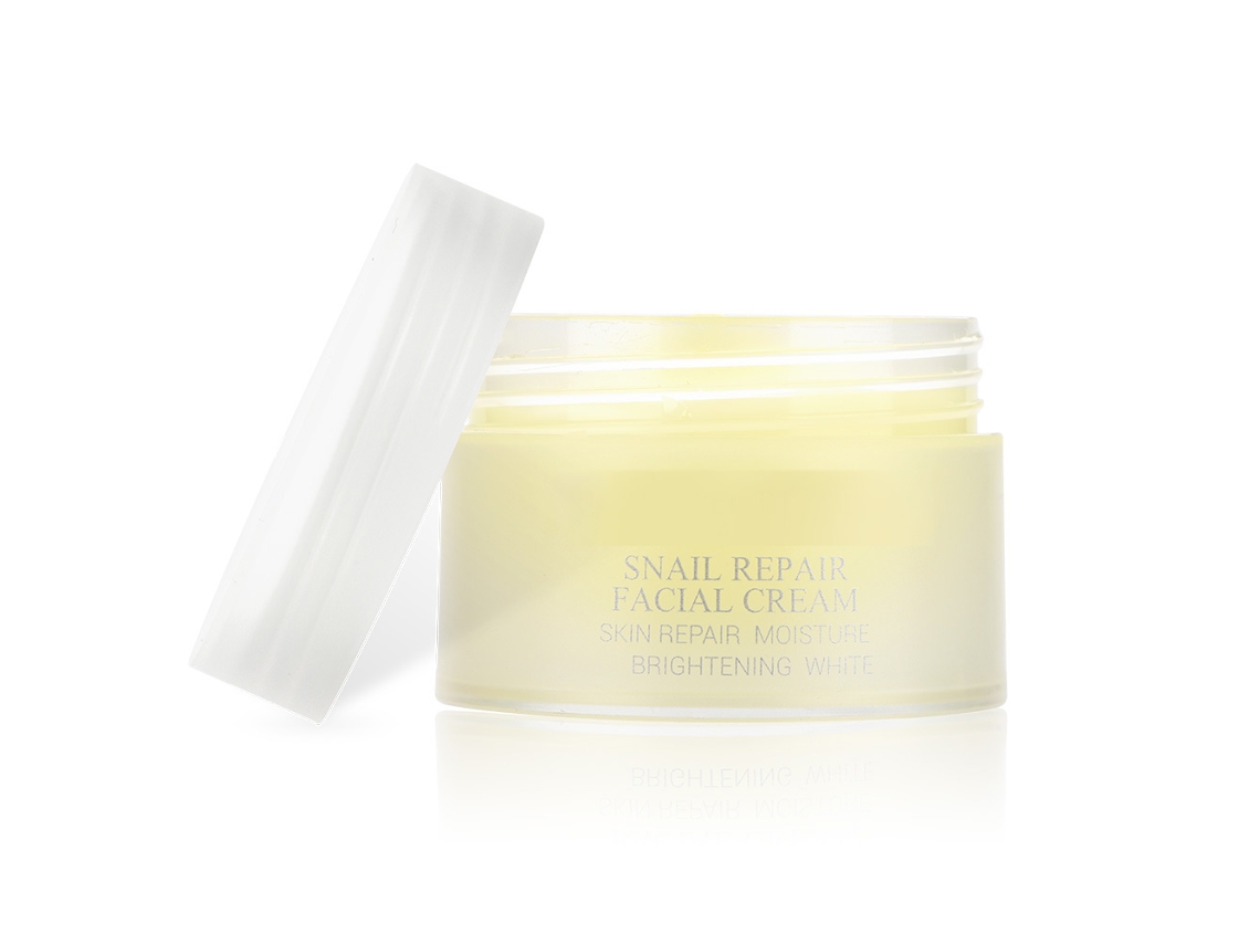 La crema facial reparadora con baba de caracol de Lanbena reduce las cicatrices del acné e hidrata.