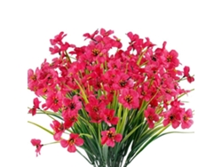 Decoración con ramos artificiales y plantas de plástico simuladas.