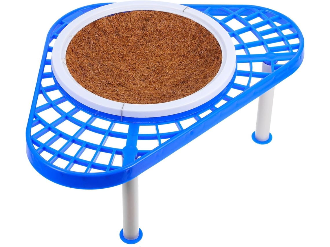 Soporte Triangular Para Palomar Con Tapete Marrón Y Estructura De Plástico.