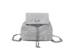 Mochila elegante de color liso con detalle de cadena, confeccionada en piel sintética, ideal para viajes, escuela y compras. Color plata.
