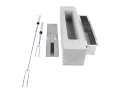 Mesa de fuego rectangular de hormigón con revestimiento de acero inoxidable gris y tapa. Chimenea portátil pequeña para interiores.