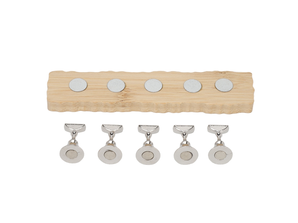 Soporte para uñas postizas con base de madera de borde ondulado para practicar y mostrar las uñas.