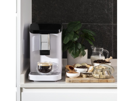 La cafetera superautomática compacta de Cecotec para cocinas pequeñas a  precio de chollo en