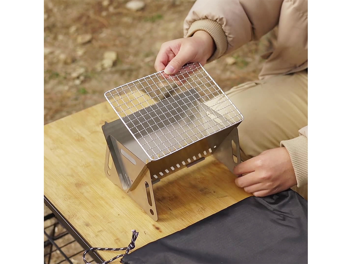 Estufa de camping de leña con plancha para barbacoa portátil.