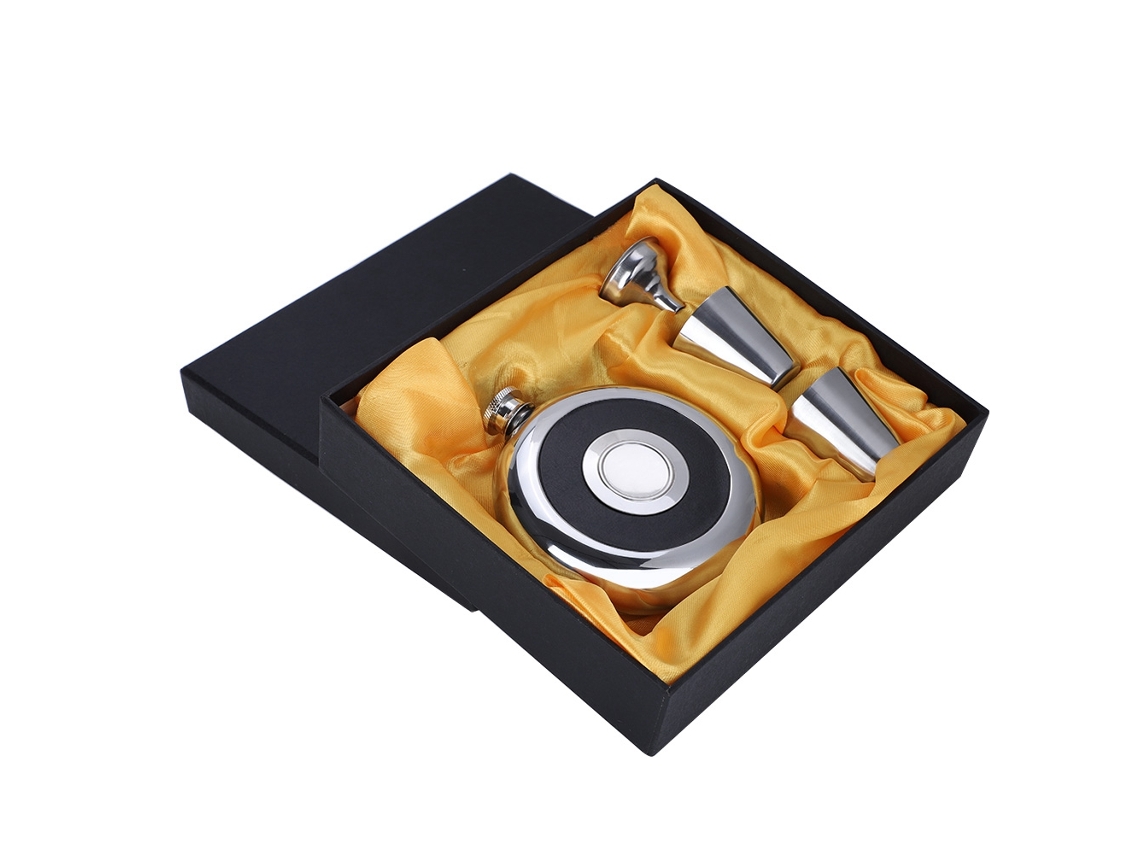 Juego de botellas de whisky y vino de acero inoxidable de 150 ml con vasos, portátil, color negro, ideal como regalo para hombres.