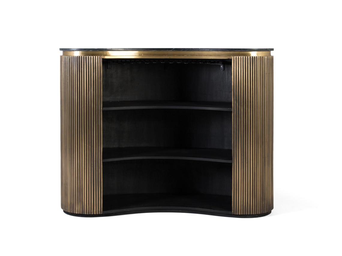 Mueble bar con frente curvo dorado y estantes internos