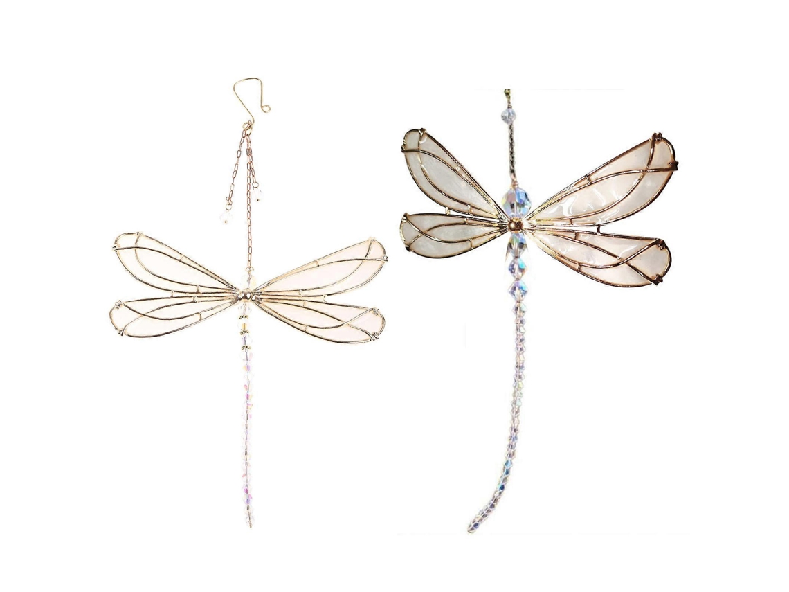Elegante colgante de libélula con cristales en forma de arcoíris y cadena, perfecto para colgar en interiores y exteriores.