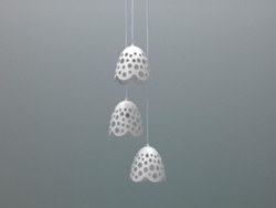 Lámpara colgante de metal blanco Bells Stones